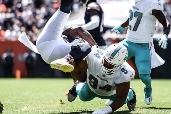 Miami Dolphins-spiller tackler modstander hårdt