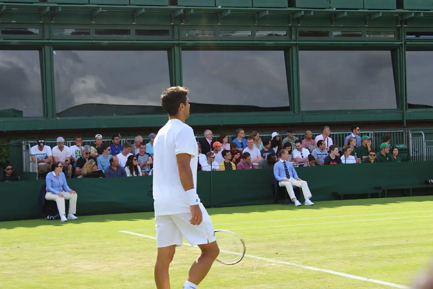 Foto af tennisspiller på bane